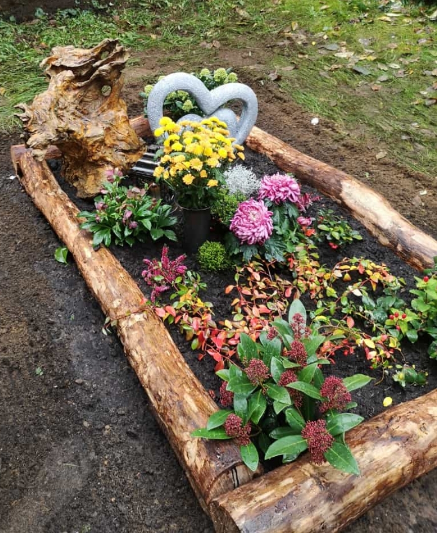 Grabumrandung Aus Holz