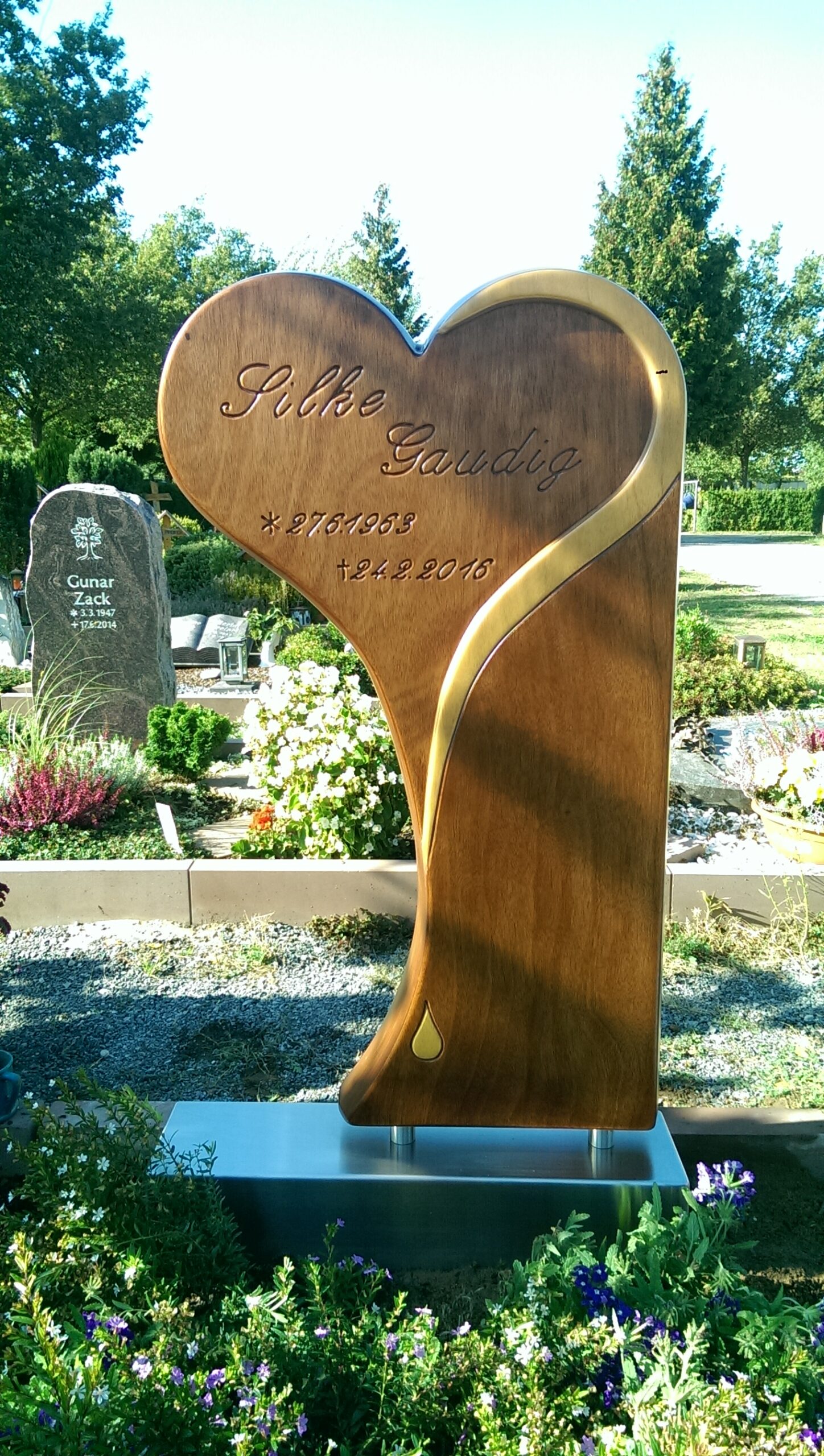 Grabstein aus Holz individuelle Grabmale aus Holz